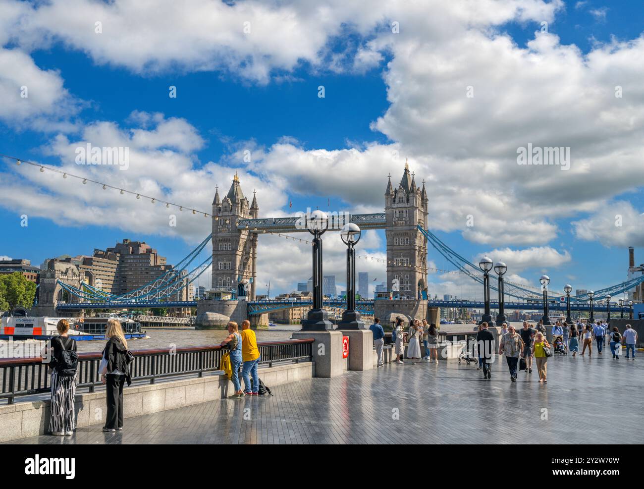 Tower Bridge, Londra. Tower Bridge dal Queens Walk sulla South Bank, sul Tamigi, Londra, Inghilterra, Regno Unito Foto Stock