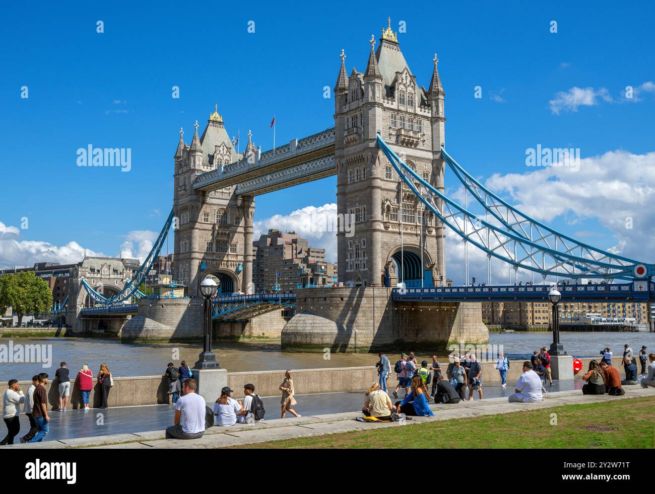Tower Bridge, Londra. Tower Bridge dal Queens Walk sulla South Bank, sul Tamigi, Londra, Inghilterra, Regno Unito Foto Stock