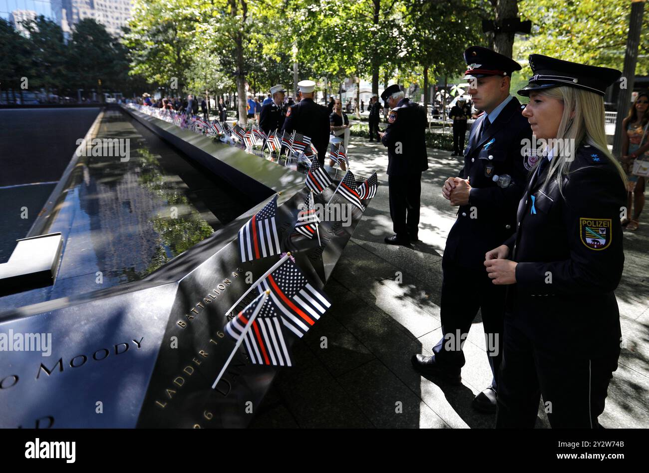 New York, Stati Uniti. 11 settembre 2024. I primi soccorritori europei visitano la piscina riflettente della Torre Sud alla cerimonia commemorativa del 9/11 presso il National September 11th Memorial and Museum di New York City in occasione dell'anniversario degli attentati terroristici del 2001, mercoledì 11 settembre 2024. Foto di Peter Foley/UPI credito: UPI/Alamy Live News Foto Stock