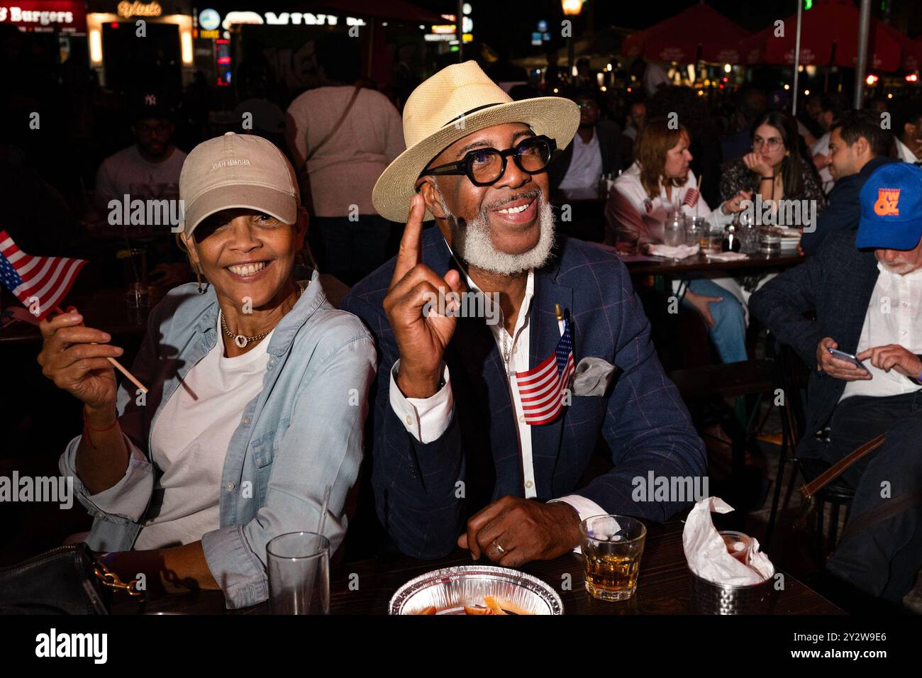 Chicago, Illinois, Stati Uniti. 10 settembre 2024. Le organizzazioni democratiche locali di Harlem tengono una festa di osservazione del dibattito presso l'Harlem Tavern di New York City martedì 10 settembre. (Immagine di credito: © Laura Brett/ZUMA Press Wire) SOLO PER USO EDITORIALE! Non per USO commerciale! Foto Stock