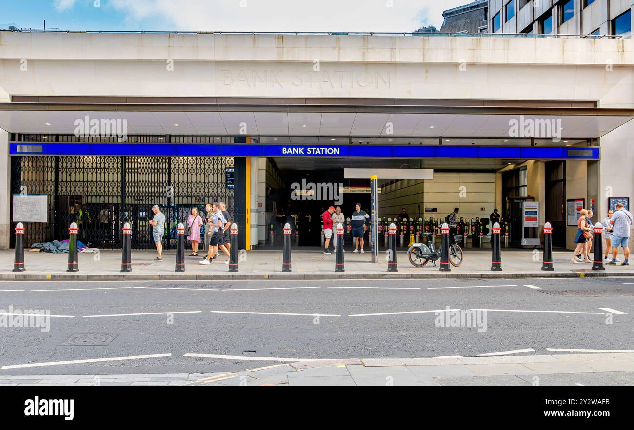 Persone all'ingresso di Cannon Street alla stazione della metropolitana Bank nella City di Londra, Londra, Regno Unito Foto Stock