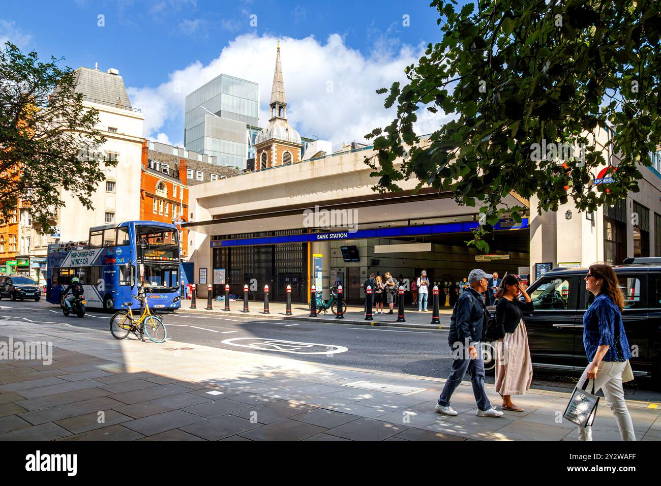 L'ingresso di Cannon Street alla stazione della metropolitana Bank nella City di Londra, Londra, Regno Unito Foto Stock
