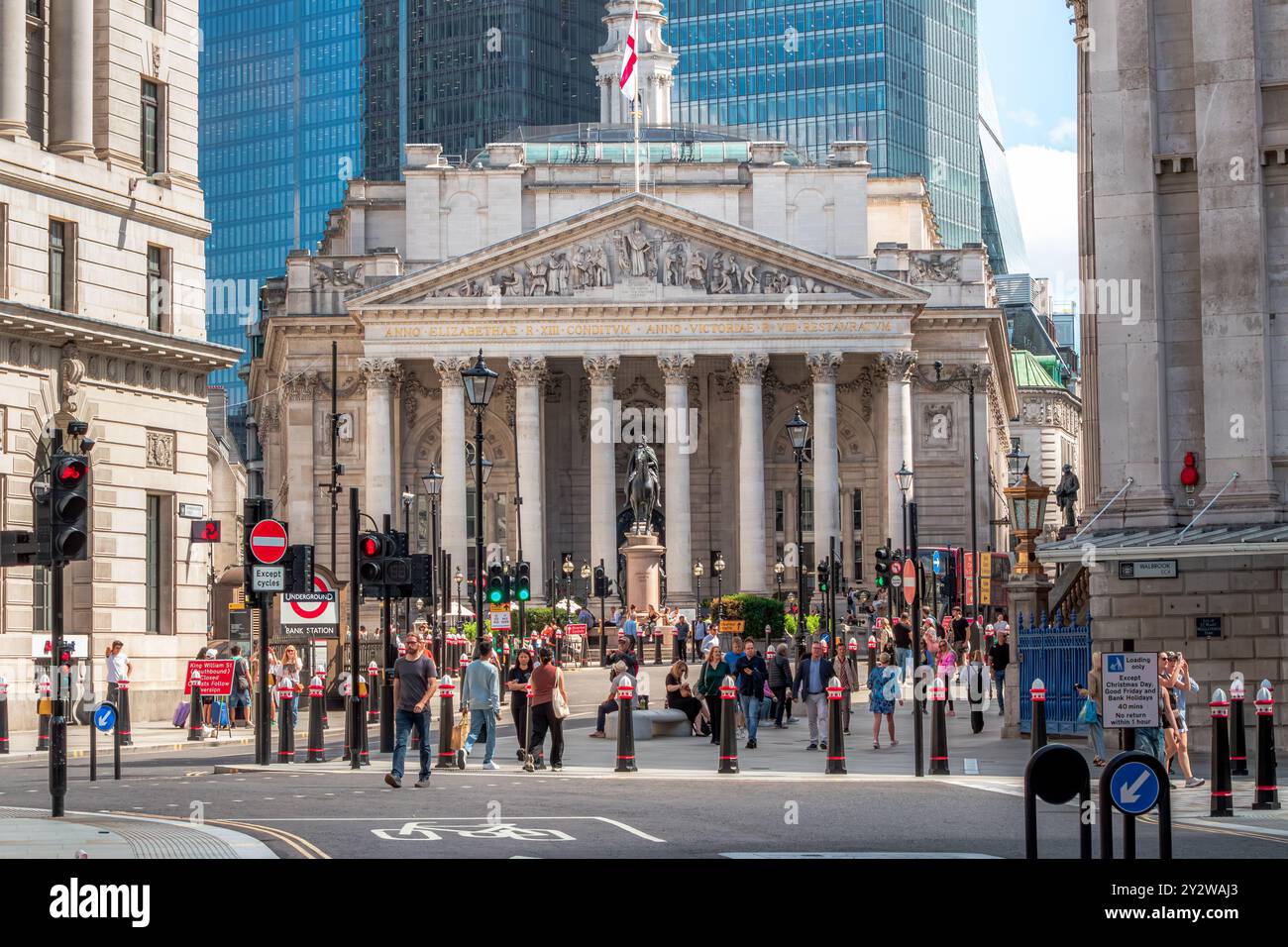 La facciata occidentale del Royal Exchange from Bank Junction, fondato nel 1600 dal mercante Sir Thomas Gresham, City of London, UK Foto Stock