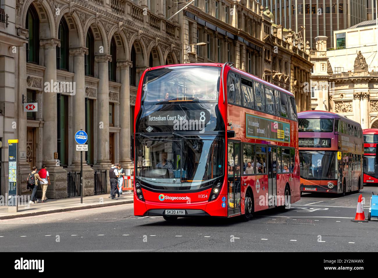 Un autobus a due piani n. 8 di Londra che passa lungo Bishopsgate nella City di Londra, Londra, Regno Unito Foto Stock