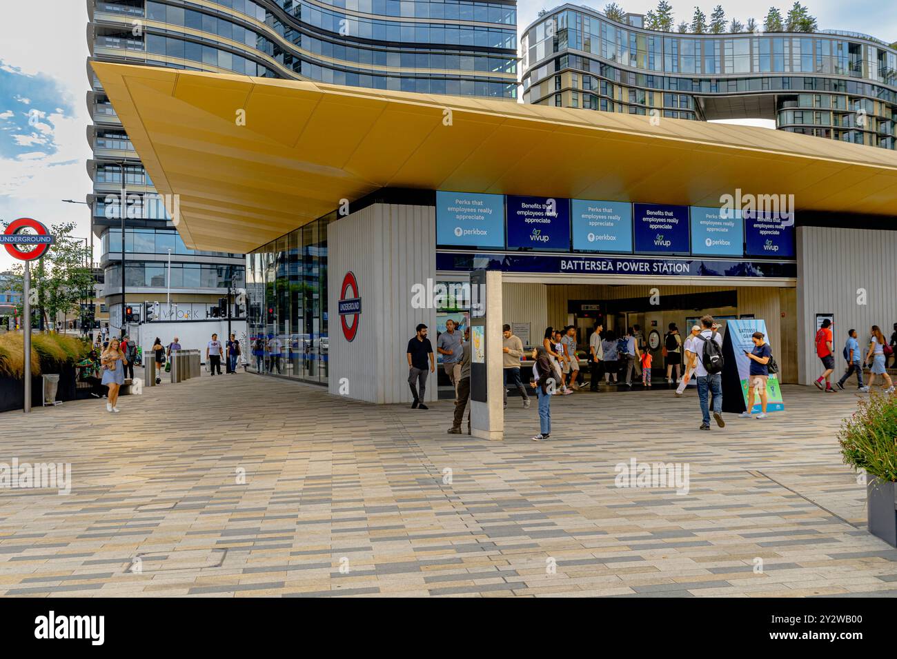 Persone all'ingresso della stazione della metropolitana di Battersea Power Station sulla Northern Line, il capolinea dell'estensione della Northern line a Battersea, Londra Foto Stock