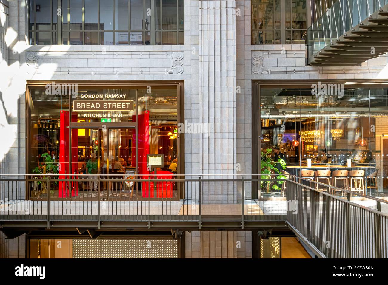 Gordon Ramsay Bread Street Kitchen and Bar all'interno della turbine Hall A presso la centrale elettrica di Battersea, ora una delle principali destinazioni di svago, Nine Elms, Londra Foto Stock