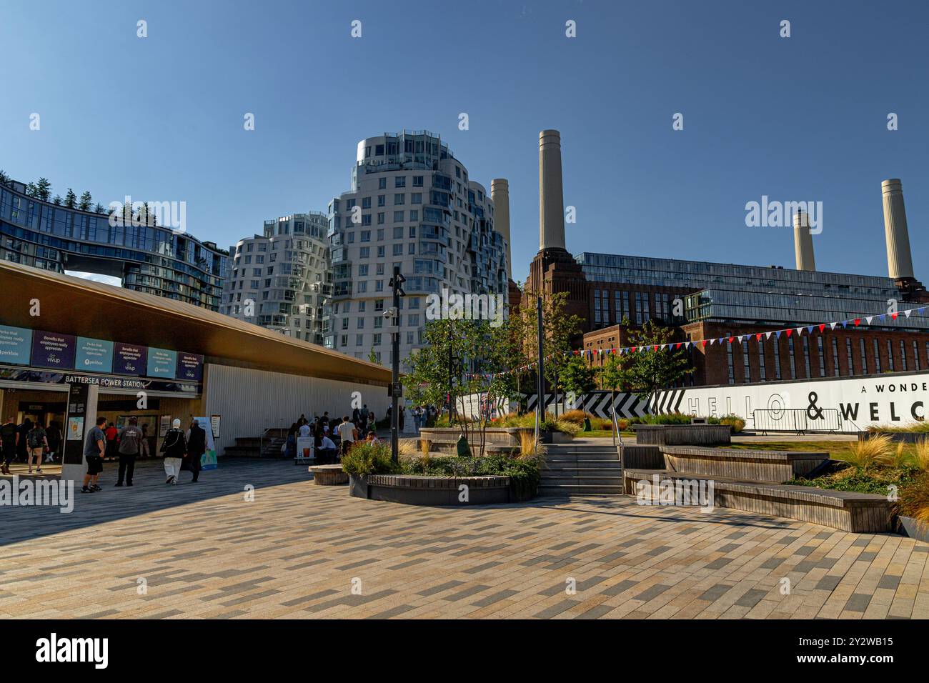Battersea Power Station e l'ingresso alla stazione della metropolitana di Battersea Power Station sono circondati da appartamenti di lusso, Battersea, Londra Foto Stock