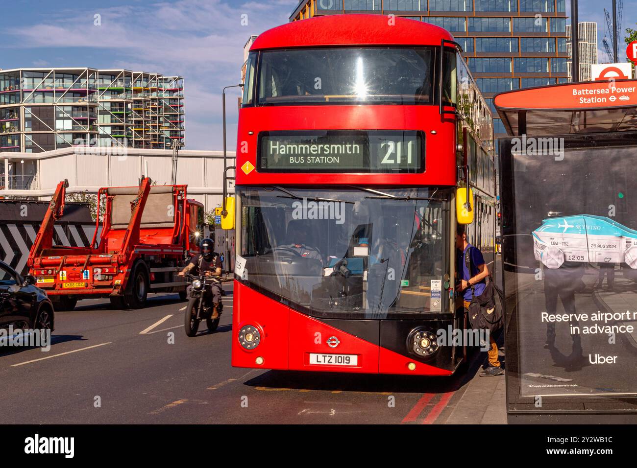 Persone che salgono su un autobus numero 211 di Londra alla fermata Battersea Power Station sulla rotta per Hammersmith, Londra, Regno Unito Foto Stock
