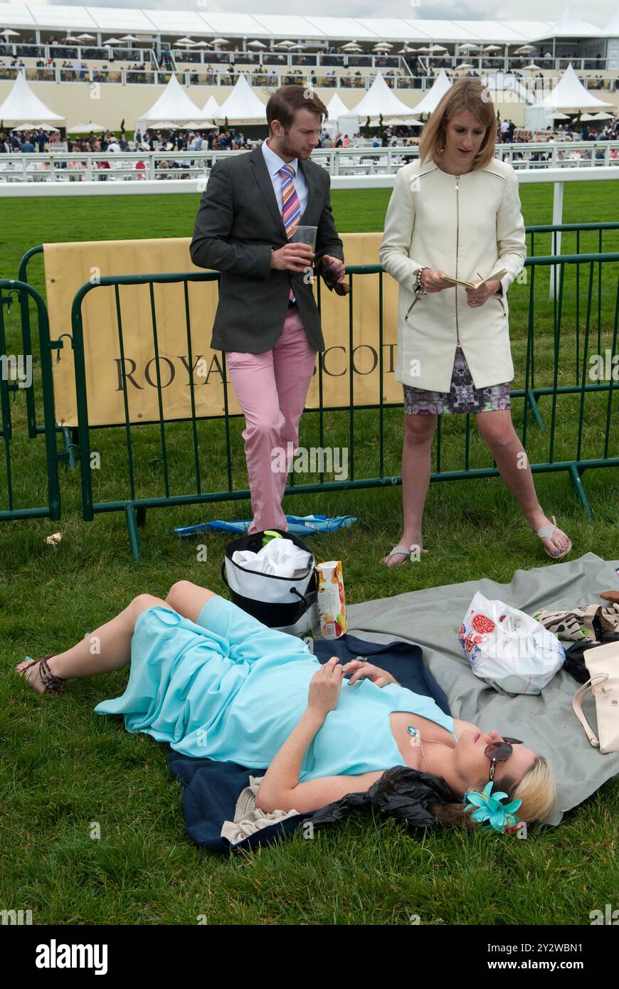 Rilassatevi, rilassatevi, rilassatevi completamente e godetevi una giornata di lavoro con gli amici. Royal Ascot, Berkshire Inghilterra 2016, 2010s UK HOMER SUYKES Foto Stock
