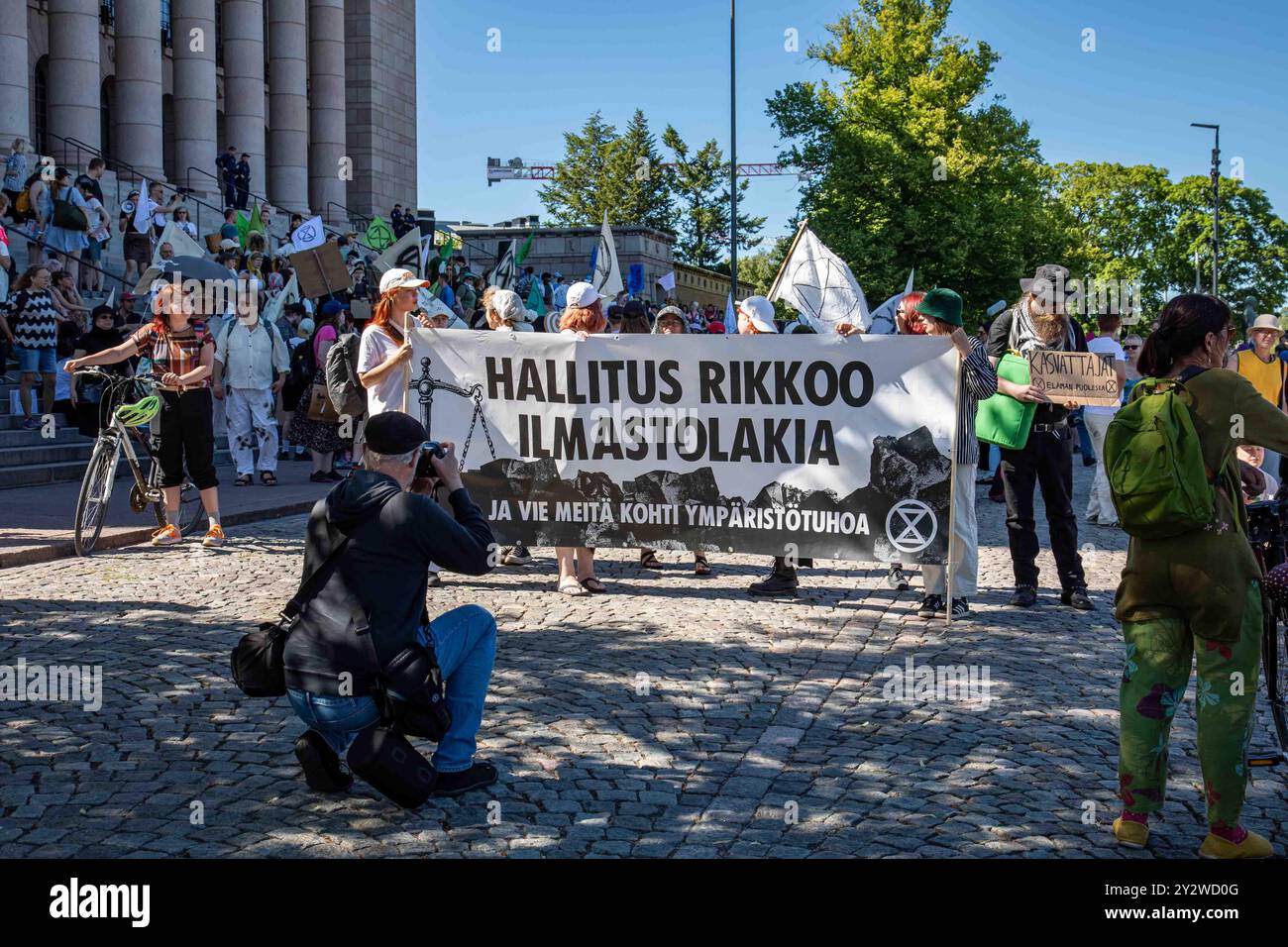 Hallitus rikkoo ilmastolakia. Manifestanti che tengono striscioni davanti al Parlamento alla manifestazione Myrskyvaroitus di Elokapina a Helsinki, Finlandia. Foto Stock