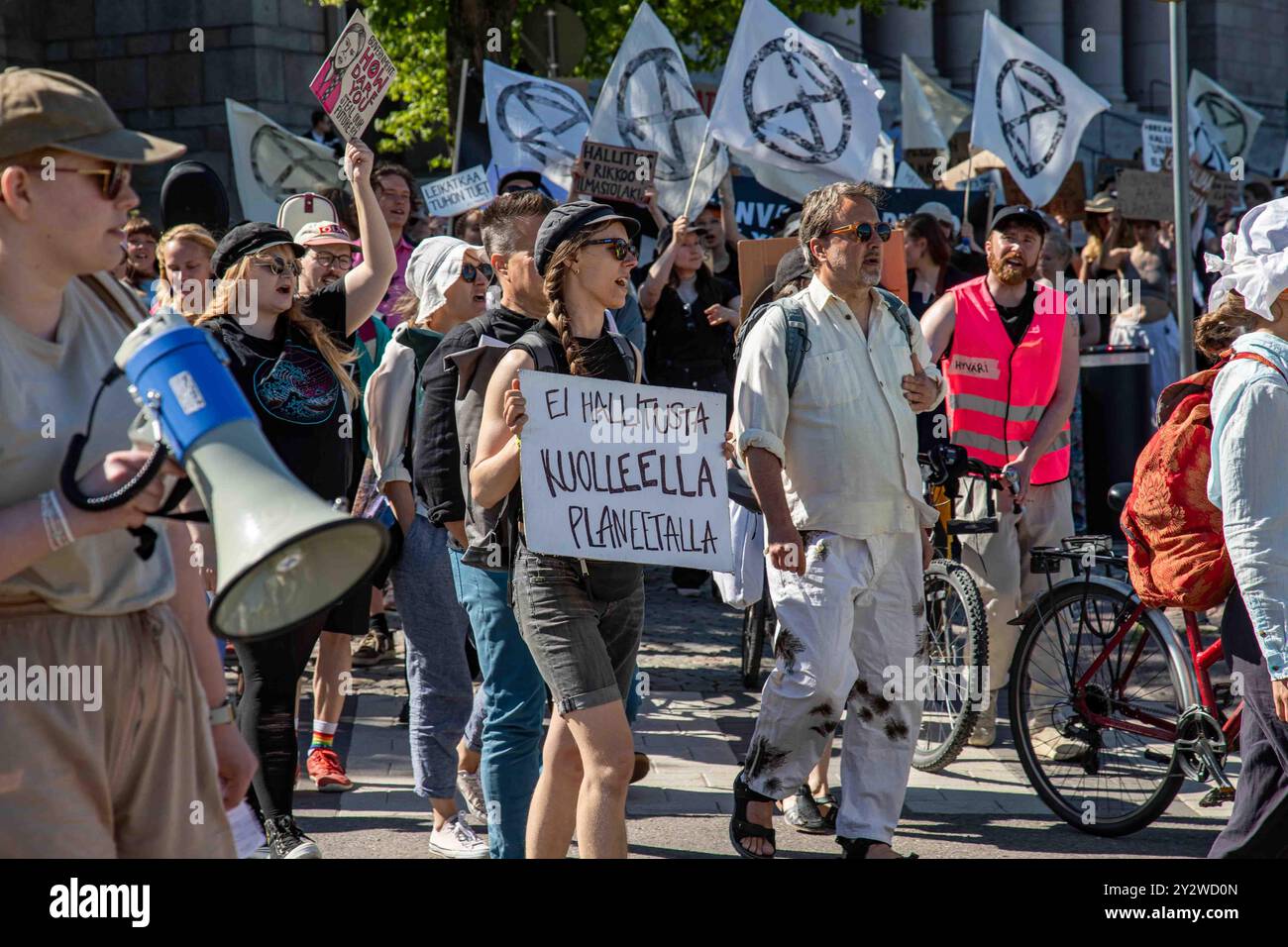 Manifestanti che marciano dalla camera del Parlamento a Elokapina o alla ribellione dell'estinzione la manifestazione finlandese di Myrskyvaroitus sul riscaldamento globale a Helsinki Foto Stock