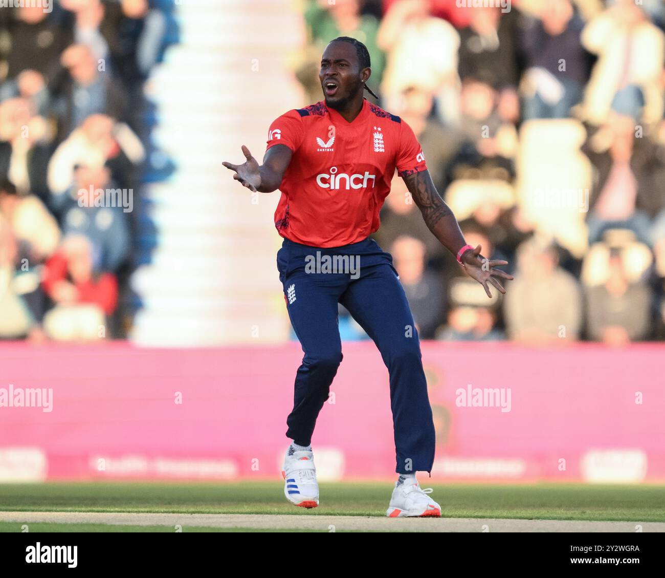 Jofra Archer dell'Inghilterra reagisce durante la prima partita della Vitality IT20 Series Inghilterra vs Australia all'Utilita Bowl, Southampton, Regno Unito, 11 settembre 2024 (foto di Craig Thomas/News Images) Foto Stock