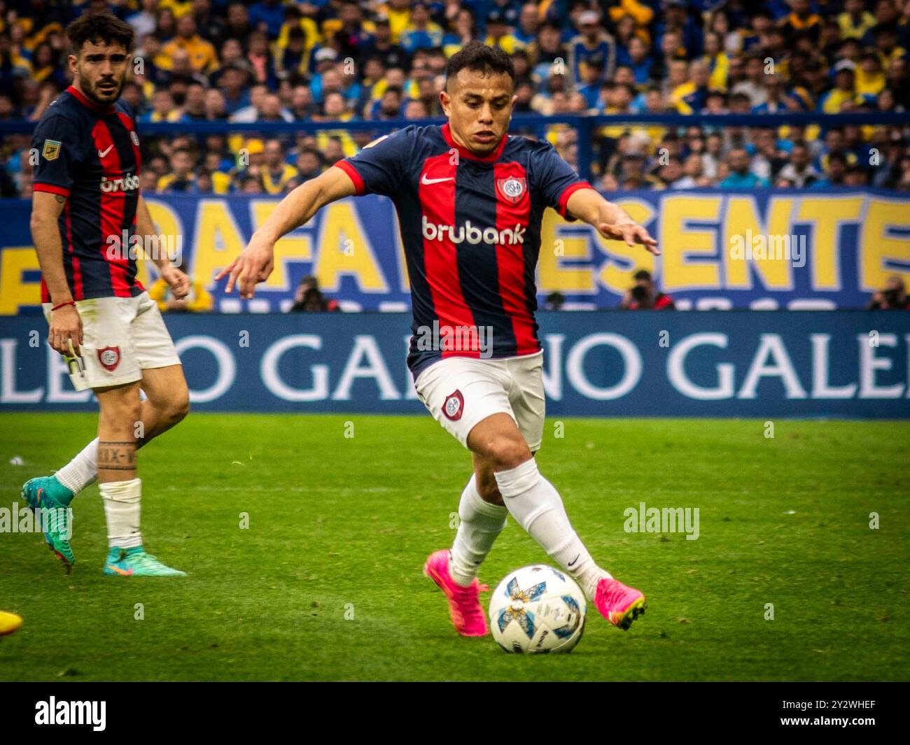 Argentine Professional Soccer League, First Division. Il Club Atlético Boca Juniors affronta il suo omologo San Lorenzo de Almagro in una nuova edizione del classico di calcio Rio de la Plata. Con gol di Gimenez, Merentiel e Saracchi, la squadra della Boca vinse il duello 3 a 2. Foto Stock