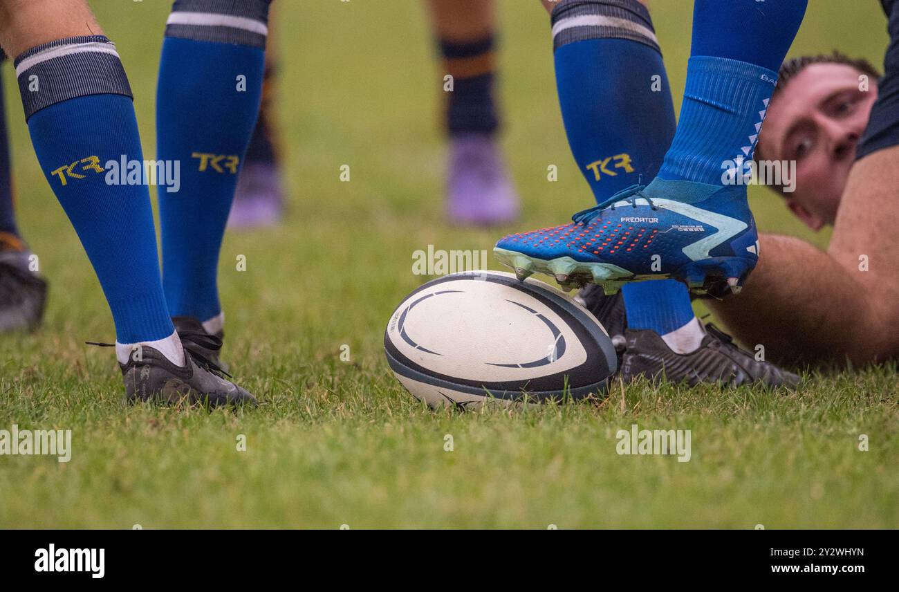 Giocatori amatoriali inglesi di Rugby Union che giocano in una partita di campionato. Foto Stock