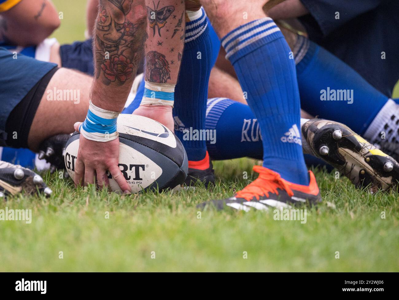Giocatori amatoriali inglesi di Rugby Union che giocano in una partita di campionato. Foto Stock