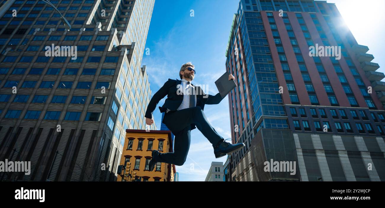 Uomo d'affari che salta per strada. Avanti salto e passi. Concetto di ambizioni aziendali. Strategia di successo aziendale. Sviluppo della crescita creativa Foto Stock
