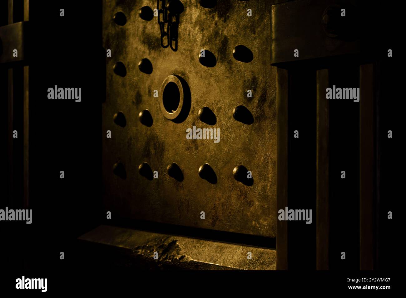 Sportello chiuso del forno termoresistente in un'acciaieria storica. Layout orizzontale. Immagine a colori Foto Stock