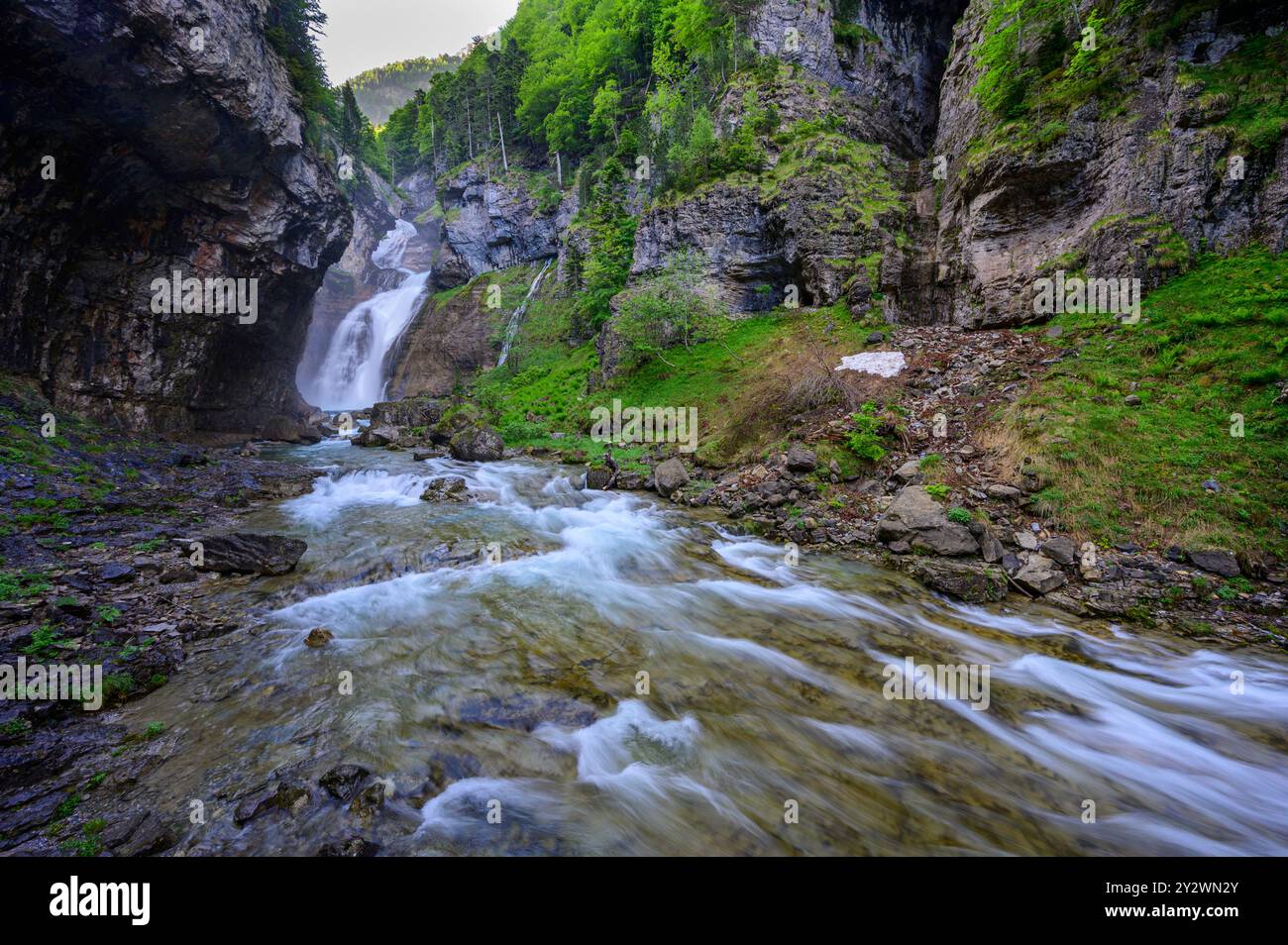 Cascata nel fiume Rio Arazas nel canyon Ordesa Foto Stock