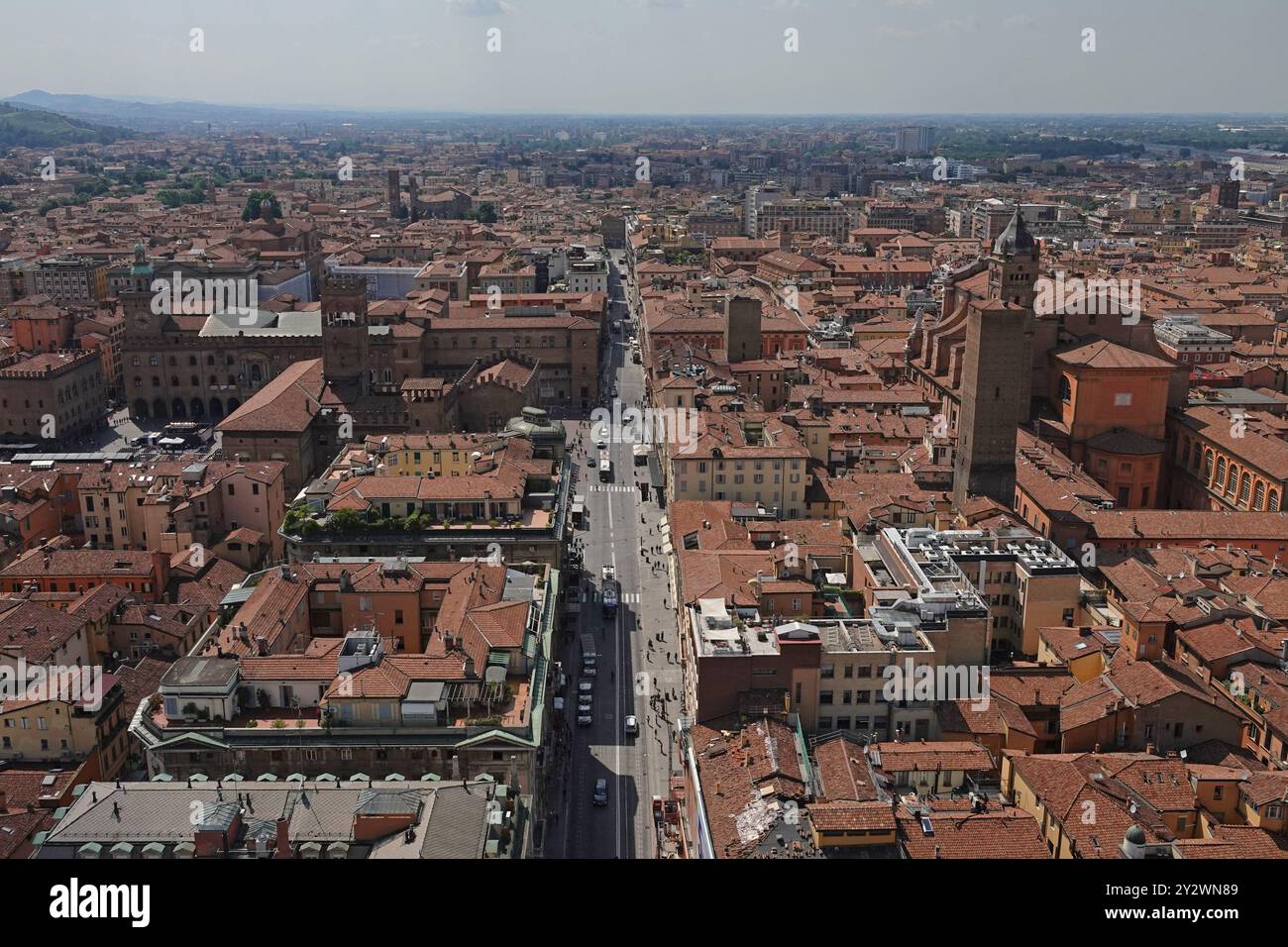 I tetti del centro di Bologna, in Italia, sono mostrati da una vista sopraelevata durante il giorno. Questa storica città è il capoluogo della regione Emilia-Romagna. Foto Stock