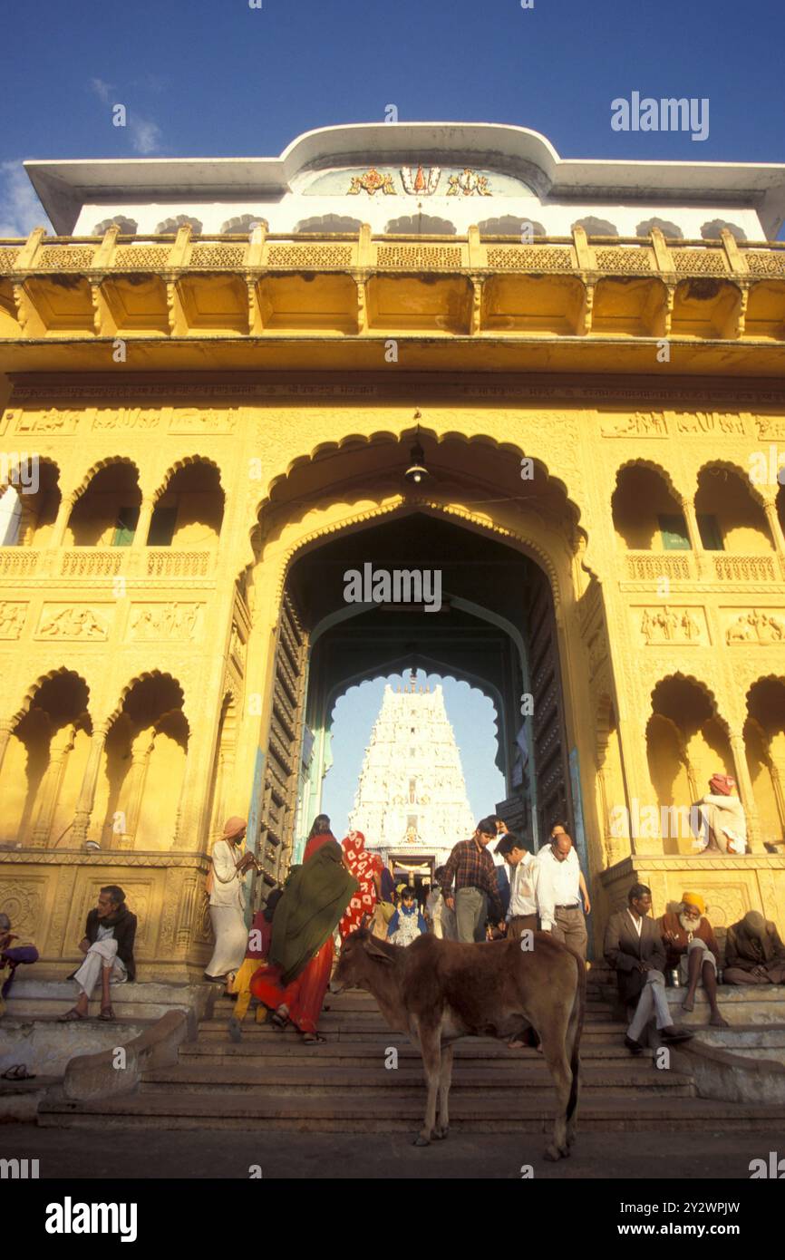 L'ingresso del vecchio Tempio Rangji nella città di Pushkar nella provincia del Rajasthan in India. India, Pushkar, gennaio 1998 Foto Stock