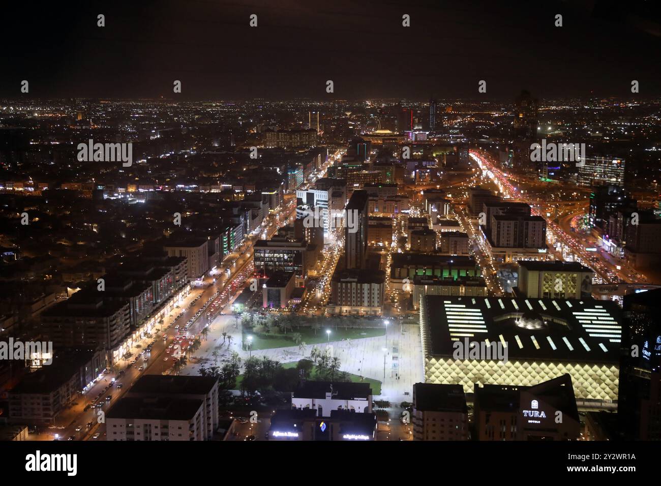 Riyadh, Arabia Saudita - 11 settembre 2024: La capitale saudita Riyadh di notte, con la Biblioteca Nazionale Re Fahd in primo piano Foto Stock