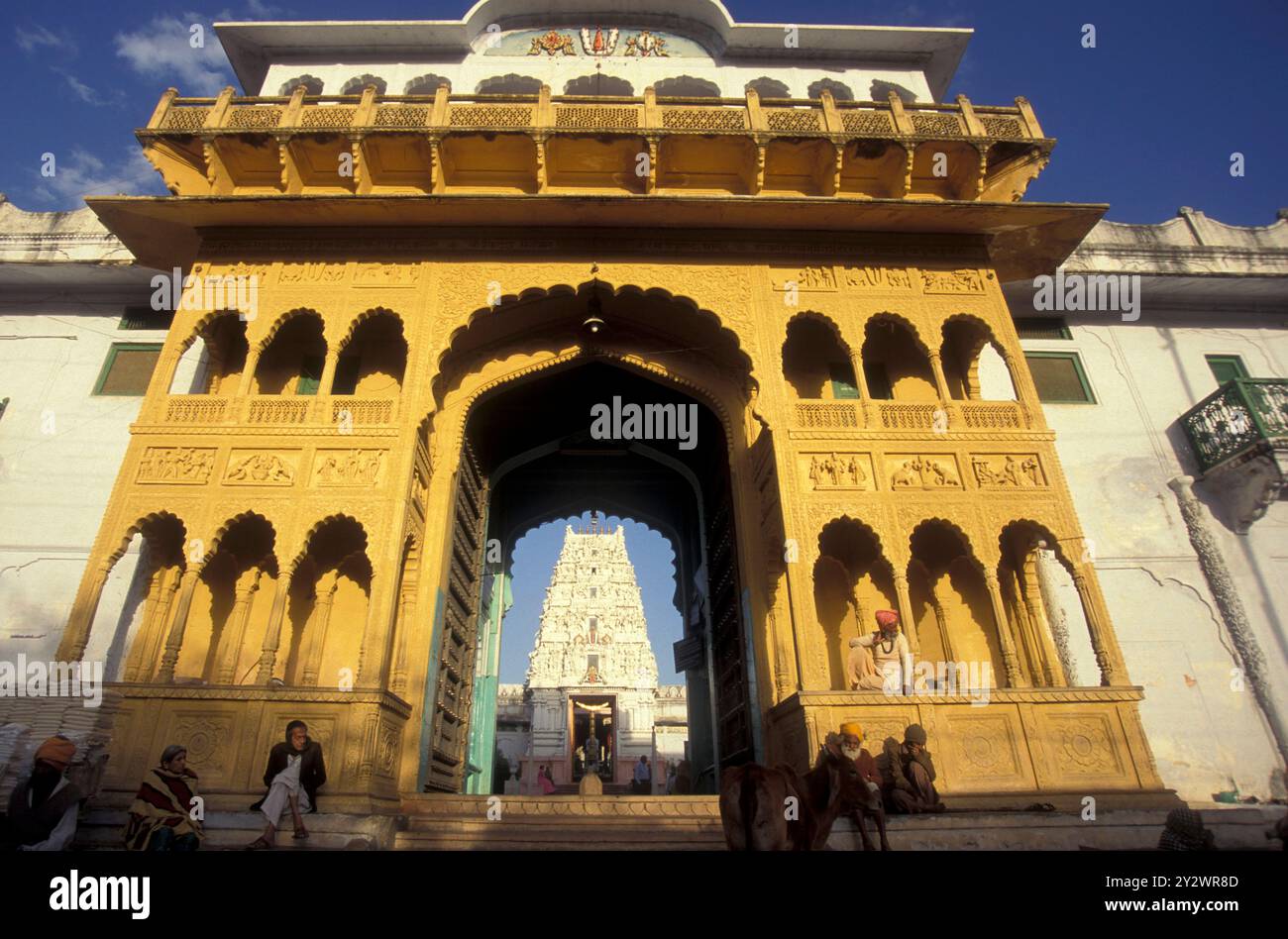 L'ingresso del vecchio Tempio Rangji nella città di Pushkar nella provincia del Rajasthan in India. India, Pushkar, gennaio 1998 Foto Stock