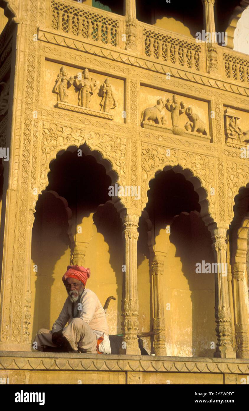 Un uomo all'ingresso del vecchio Tempio Rangji nella città di Pushkar nella provincia del Rajasthan in India. India, Pushkar, gennaio 1998 Foto Stock