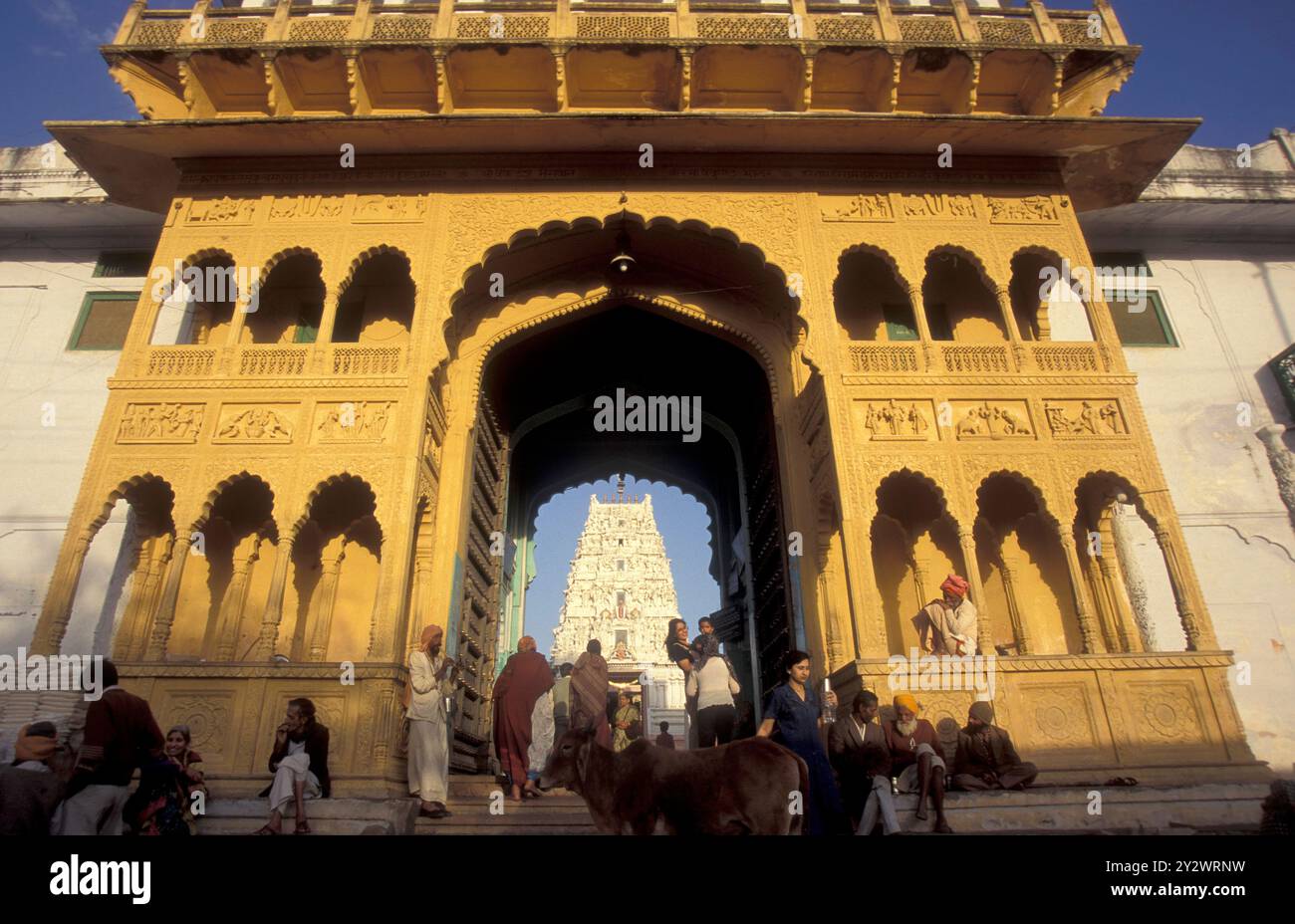 L'ingresso del vecchio Tempio Rangji nella città di Pushkar nella provincia del Rajasthan in India. India, Pushkar, gennaio 1998 Foto Stock