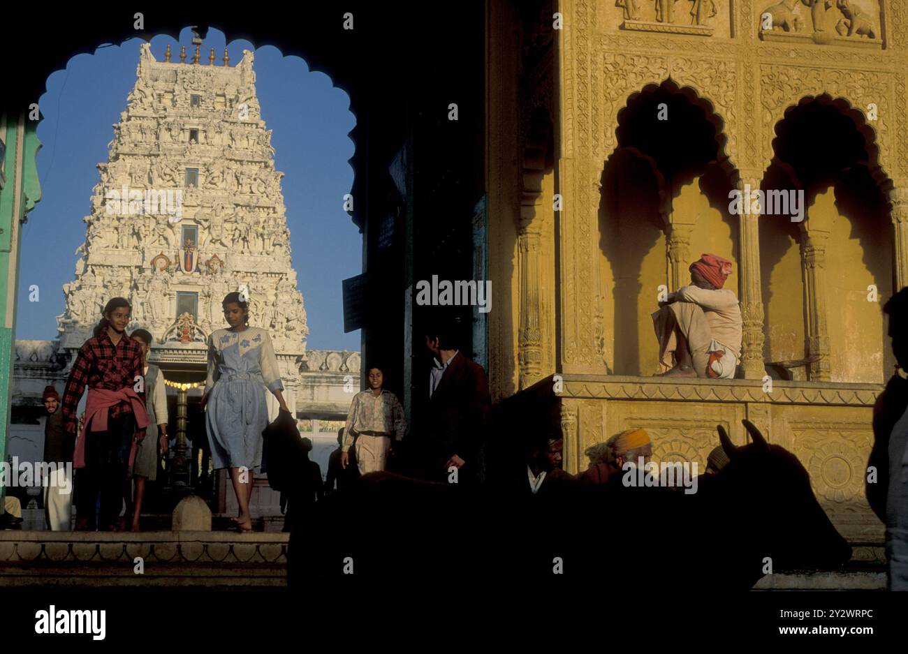 L'ingresso del vecchio Tempio Rangji nella città di Pushkar nella provincia del Rajasthan in India. India, Pushkar, gennaio 1998 Foto Stock