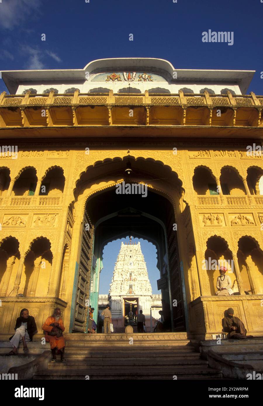 L'ingresso del vecchio Tempio Rangji nella città di Pushkar nella provincia del Rajasthan in India. India, Pushkar, gennaio 1998 Foto Stock