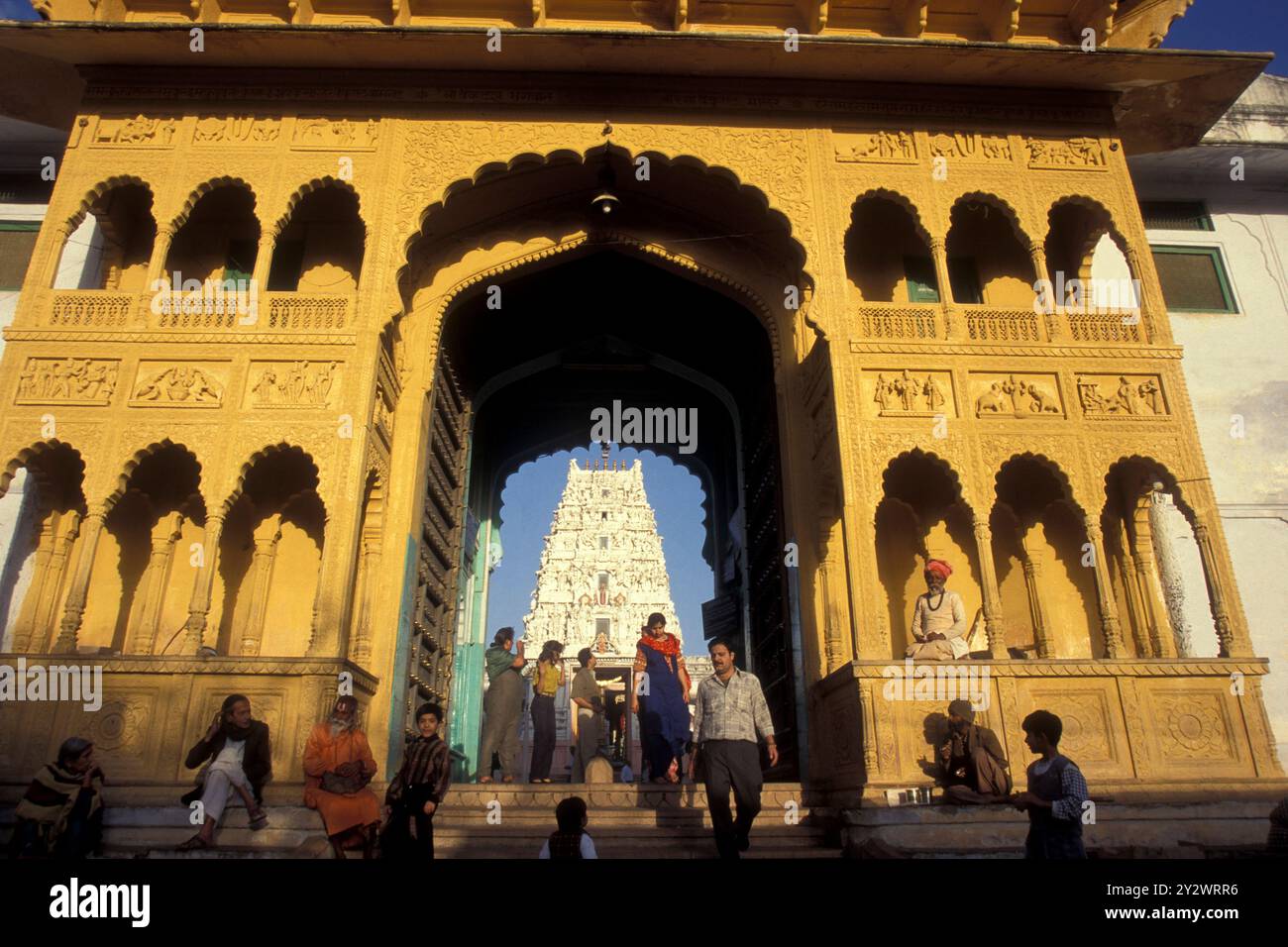 L'ingresso del vecchio Tempio Rangji nella città di Pushkar nella provincia del Rajasthan in India. India, Pushkar, gennaio 1998 Foto Stock