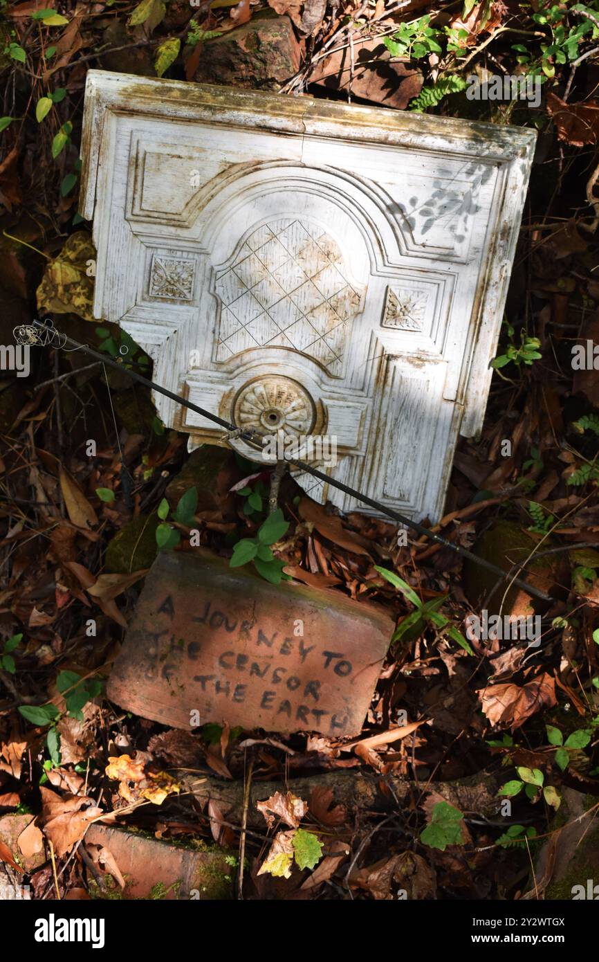 Cartello "Journey to the censor of the Earth" sul Doll's Head Trail di Atlanta, Georgia Foto Stock