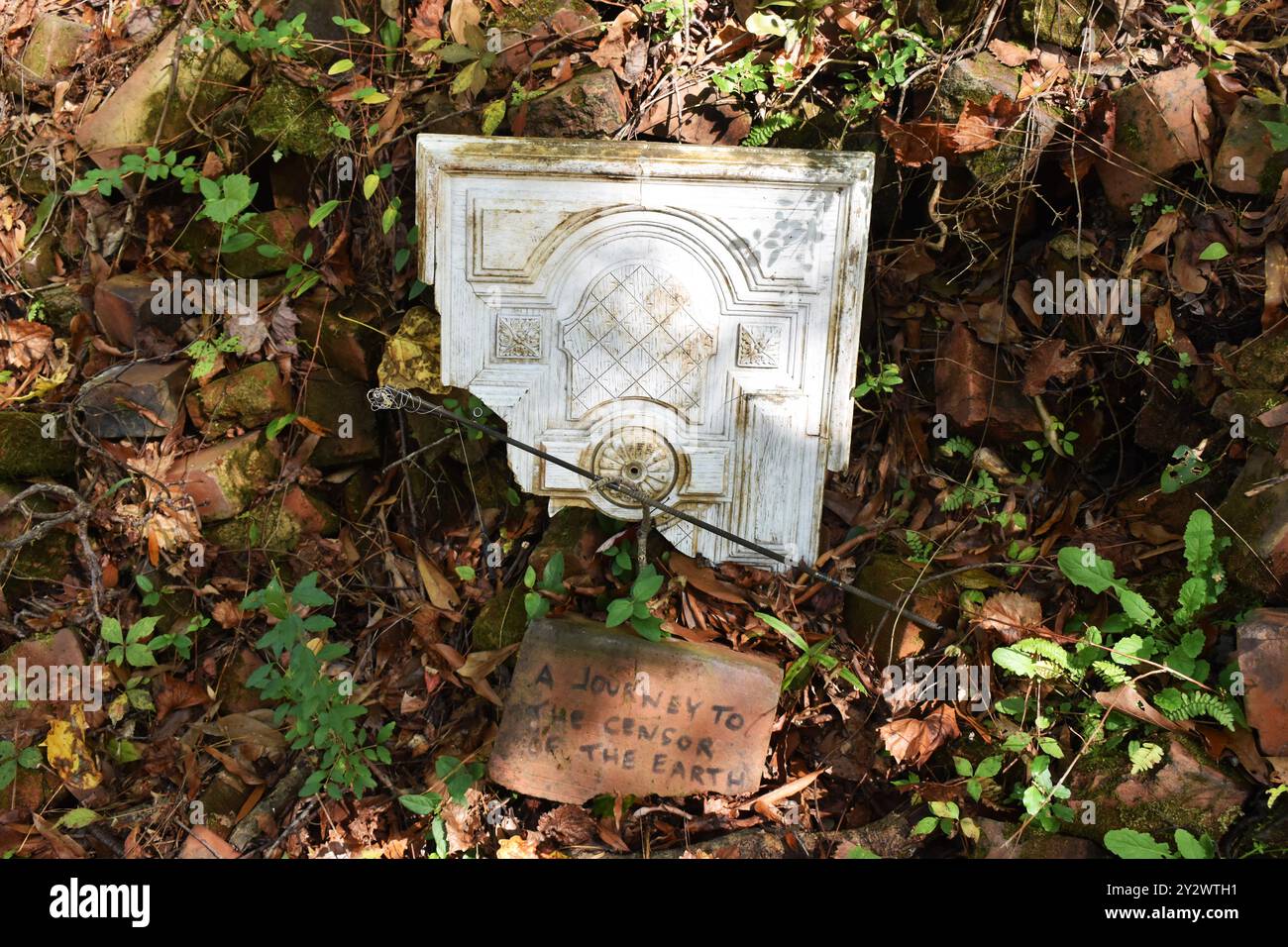 Cartello "Journey to the censor of the Earth" sul Doll's Head Trail di Atlanta, Georgia Foto Stock