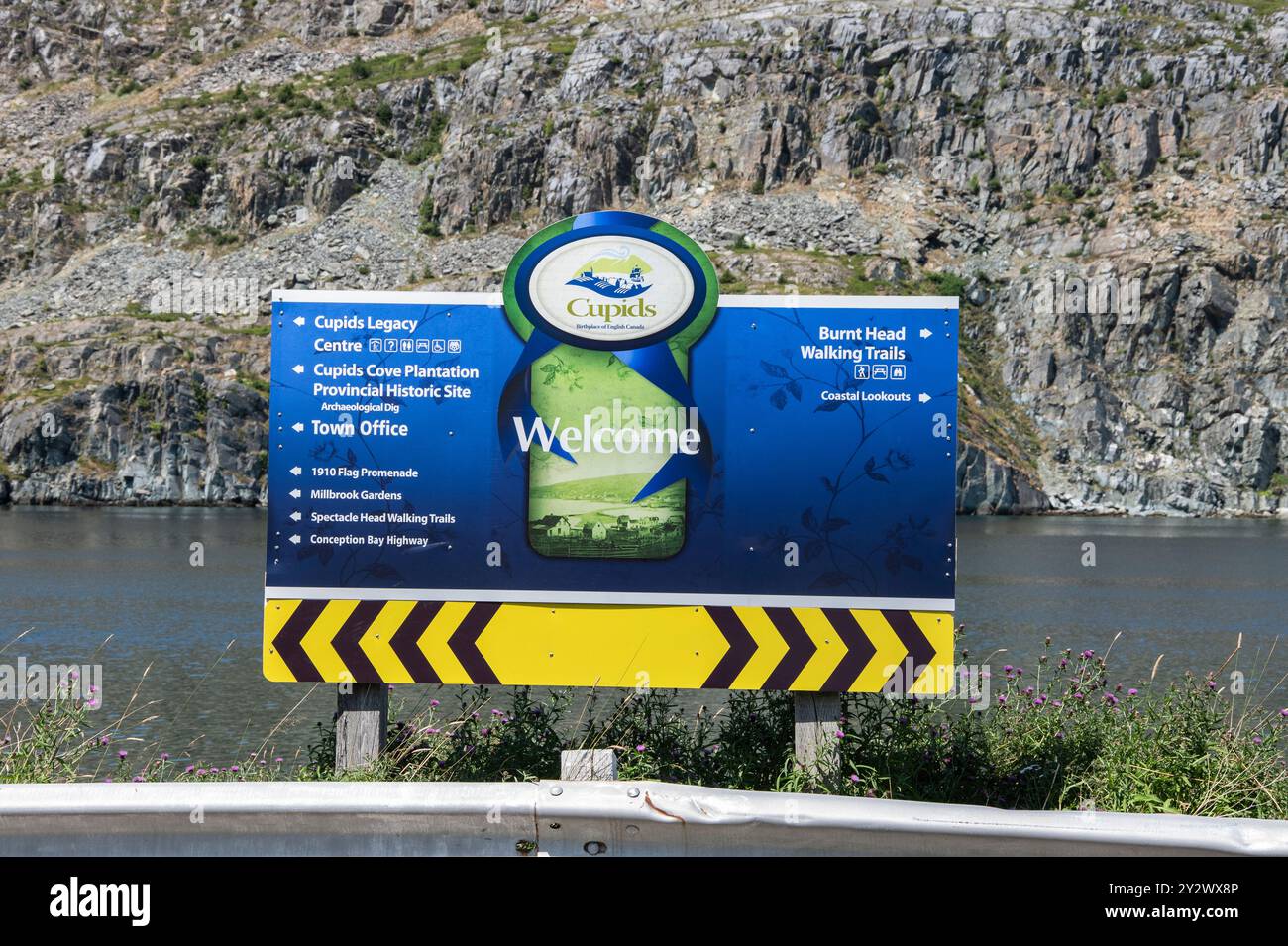 Benvenuto a Cupids e segui le indicazioni stradali a due direzioni su Seaforest Drive a Newfoundland & Labrador, Canada Foto Stock