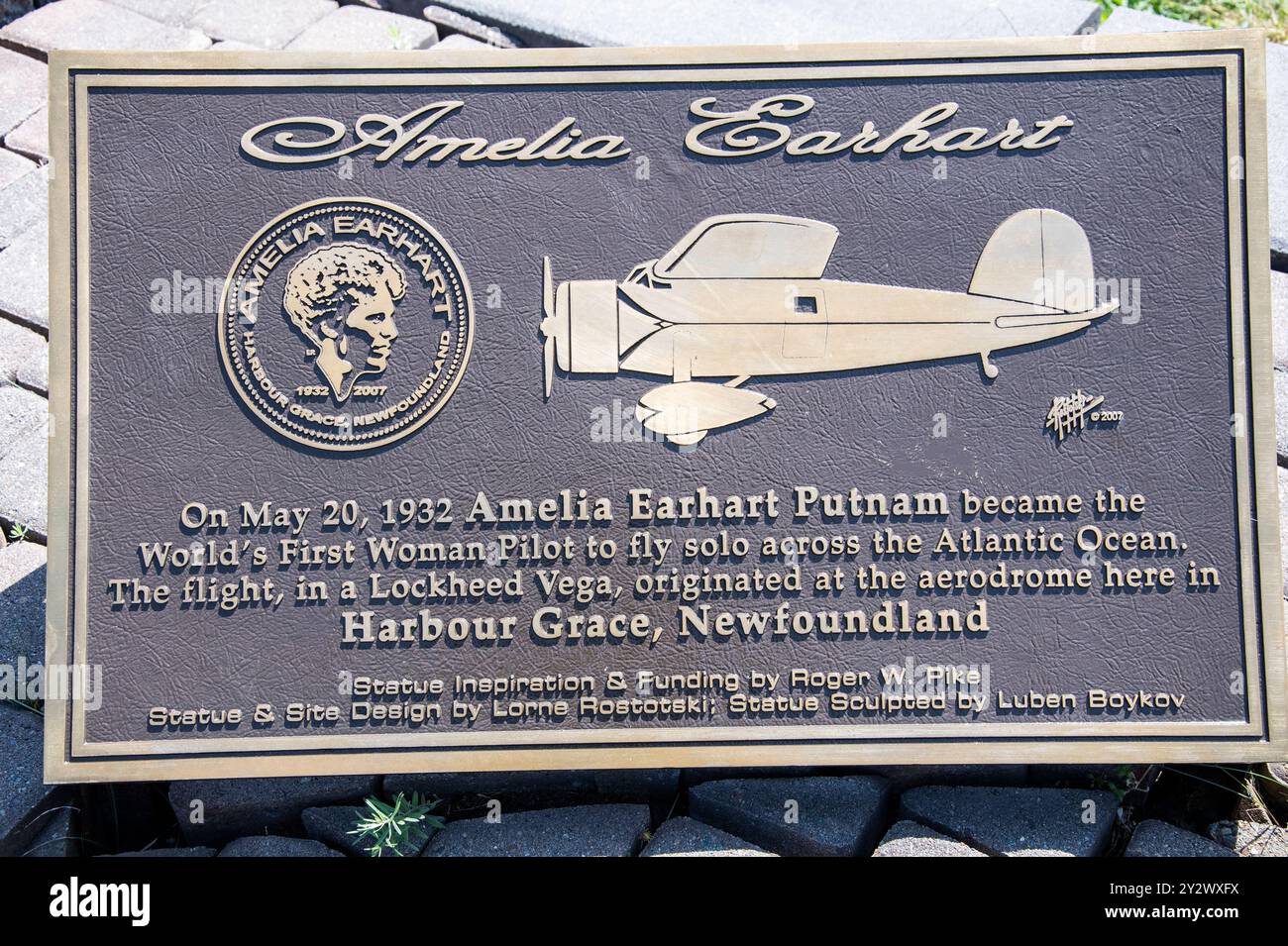 Targa commemorativa del volo in solitaria di Amelia Earhart attraverso l'Atlantico a Harbour Grace, Newfoundland & Labrador, Canada Foto Stock