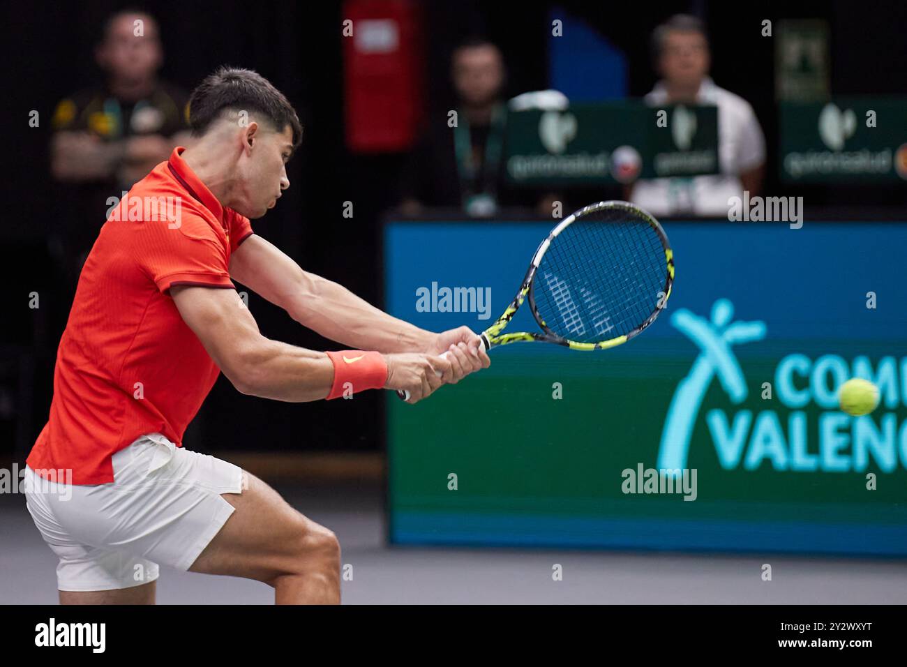 Valencia, Spagna. 11 settembre 2024. VALENCIA, SPAGNA - 11 SETTEMBRE: Lo spagnolo Carlos Alcaraz gioca un backhand contro il ceco Tomas Machac durante la fase a gironi 2024 della Coppa Davis, partita di Valencia tra Cechia e Spagna a Pabellon Fuente De San Luis l'11 settembre 2024 a Valencia, Spagna. (Foto di Jose Torres/Photo Players Images/Magara Press) credito: Magara Press SL/Alamy Live News Foto Stock