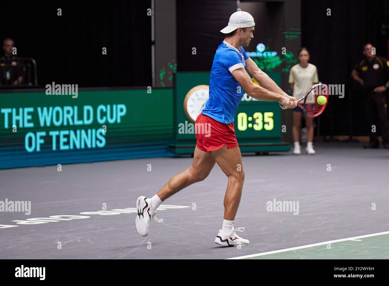 Valencia, Spagna. 11 settembre 2024. VALENCIA, SPAGNA - 11 SETTEMBRE: Tomas Machac della Repubblica Ceca gioca un tiro in backhand contro lo spagnolo Carlos Alcaraz durante la fase a gironi 2024 della Coppa Davis, partita di Valencia tra Cechia e Spagna a Pabellon Fuente De San Luis l'11 settembre 2024 a Valencia, Spagna. (Foto di Jose Torres/Photo Players Images/Magara Press) credito: Magara Press SL/Alamy Live News Foto Stock