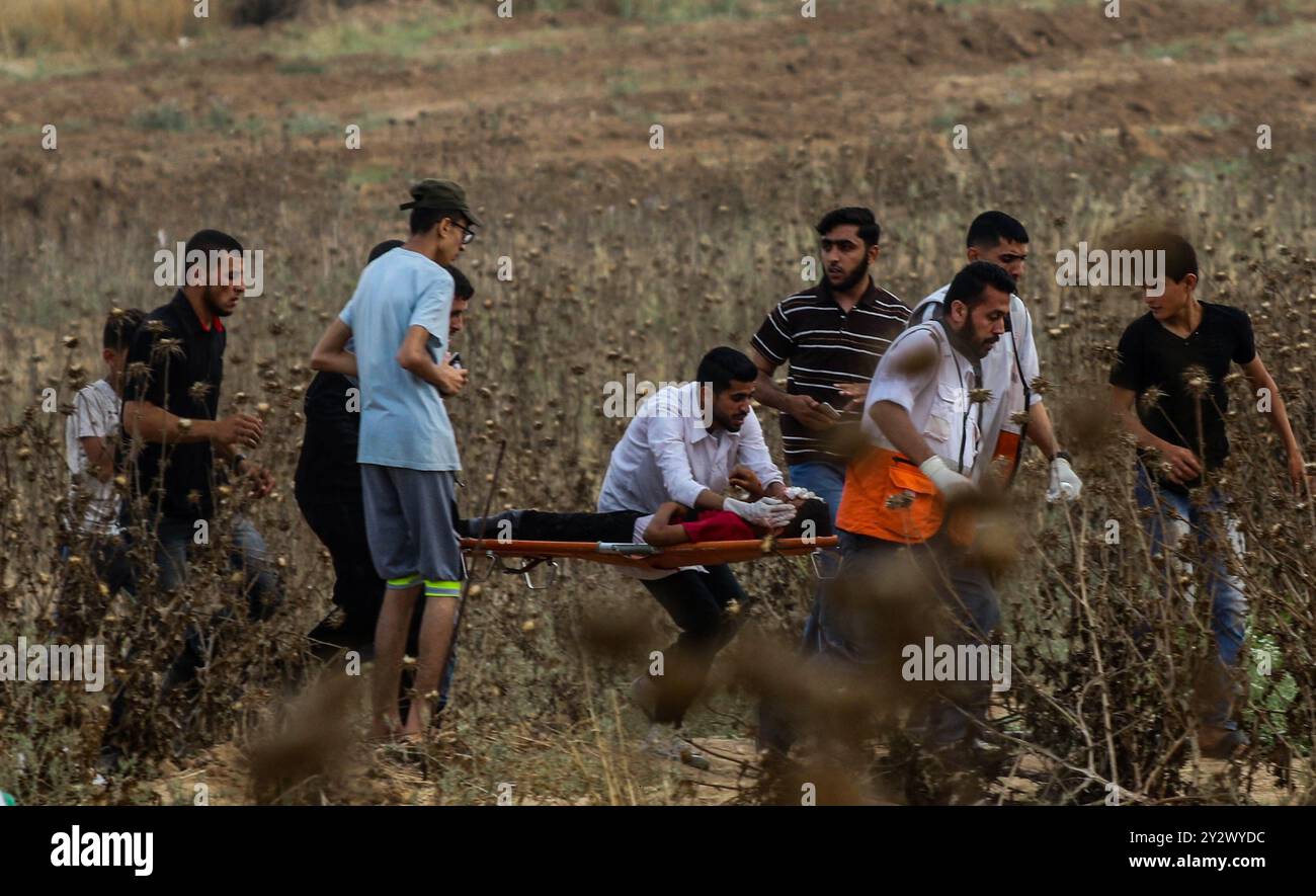 Beit Hanoun, Palestina. 2 giugno 2019. Al Baraa Fayeq Ahmed al-Kafarneh, 11 anni, riceve cure mediche in ospedale dopo che è stato ferito dai soldati israeliani il venerdì alle proteste al confine nella zona di Abu Safiya nel nord di Gaza. Il ragazzo, originario di Beit Hanoun nel nord di Gaza, ha perso l'occhio subito dopo essere stato colpito da un soldato israeliano con un proiettile di gomma e nonostante il trattamento ricevuto in un ospedale oftalmico a Gaza City. Secondo un rapporto pubblicato dall'organizzazione "Save the Children” alla fine di marzo scorso, almeno 49 bambini sono stati uccisi alla recinzione di frontiera di Gaza Foto Stock