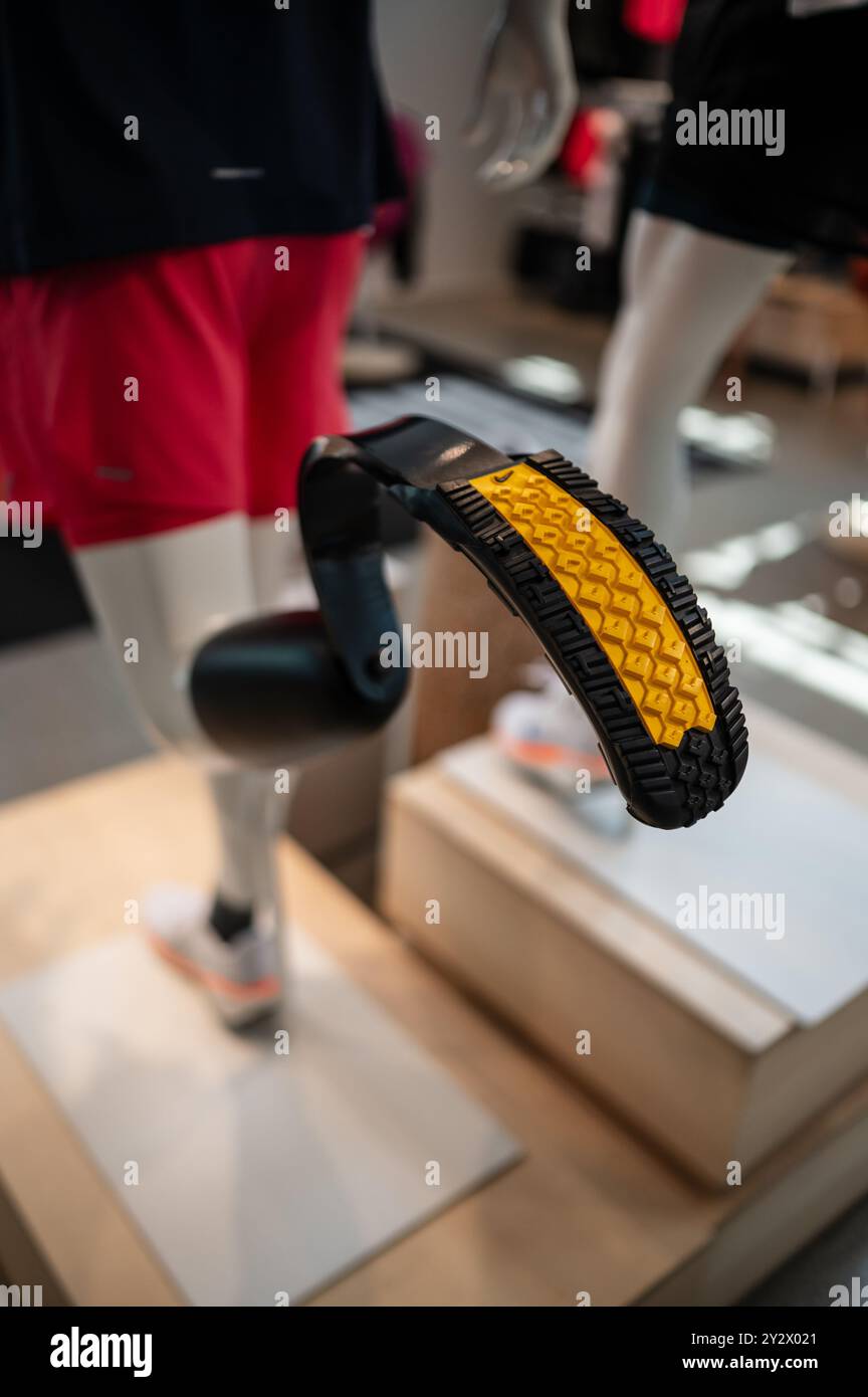 Gamba protesica da running al Nike Store di Praga Foto Stock