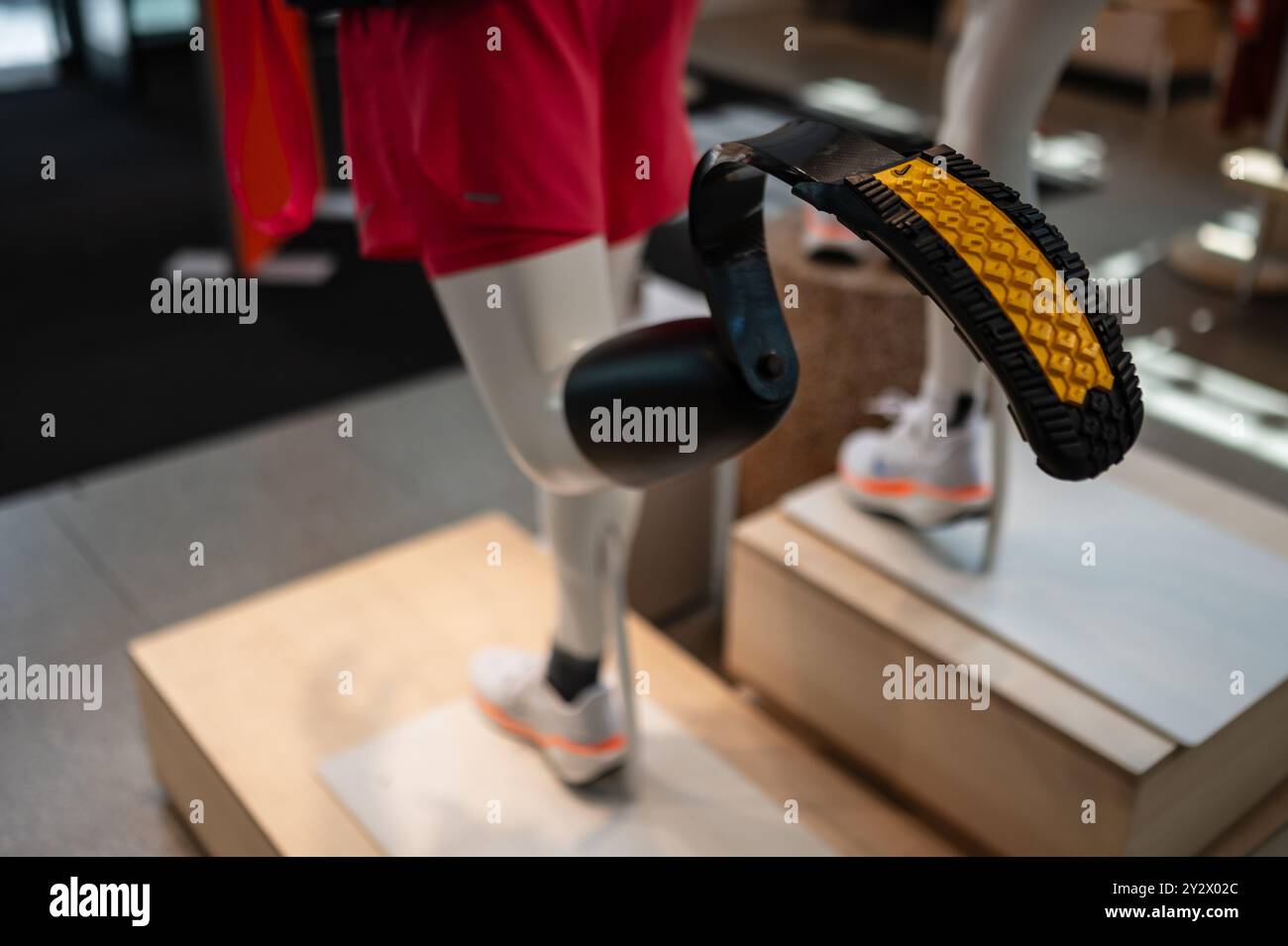 Gamba protesica da running al Nike Store di Praga Foto Stock