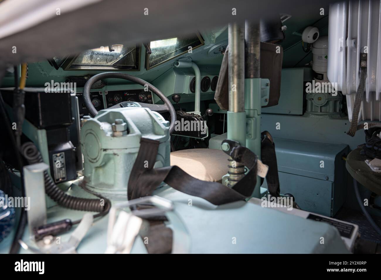 Dettaglio dell'interno di un veicolo blindato Pegaso FFS Blindados SA dell'esercito spagnolo nella caserma Bruch. Cruscotto posizione conducente Foto Stock