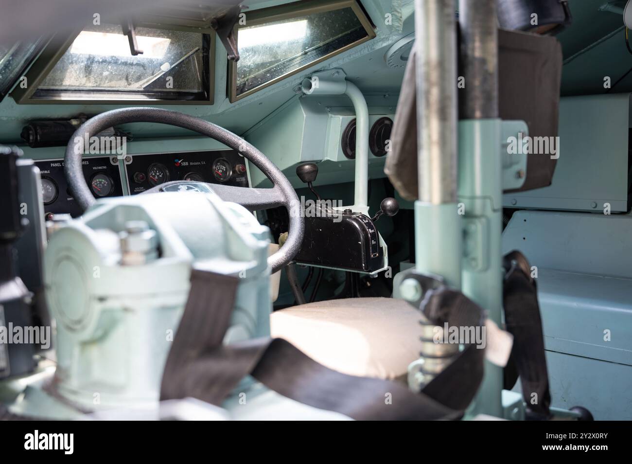 Dettaglio dell'interno di un veicolo blindato Pegaso FFS Blindados SA dell'esercito spagnolo nella caserma Bruch. Cruscotto posizione conducente Foto Stock