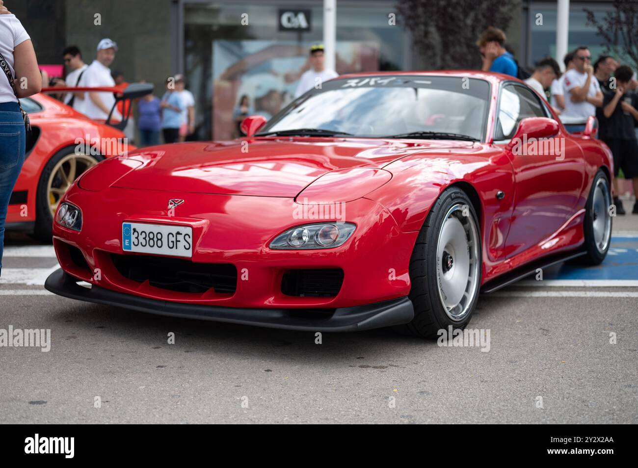 Auto sportiva giapponese con motore rotativo Mazda RX7 di terza generazione, di colore rosso e sintonizzato con pneumatici Impul silhouette in occasione di una riunione di auto Foto Stock