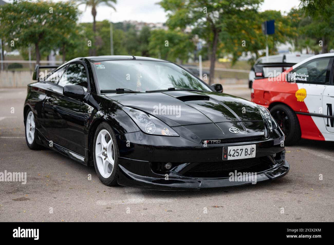 Toyota Celica T230 di settima generazione giapponese, 2000-2006, nera con ruote bianche. È ottimizzato e migliorato con parti TRD ed è dotato di un bodykit Foto Stock