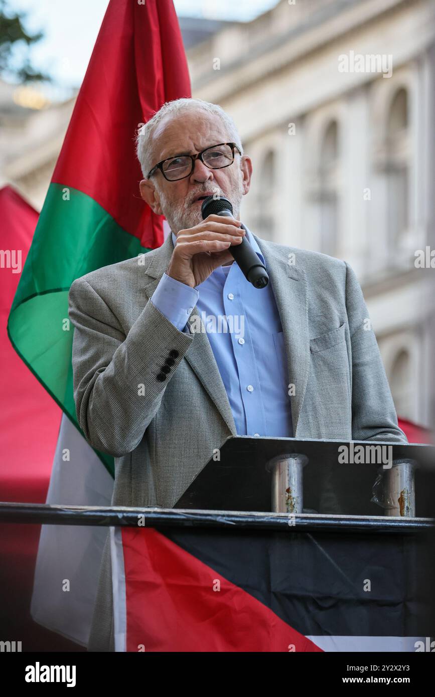 Londra, Regno Unito. 11 settembre 2024. Jeremy Corbyn, deputato, ex leader del Partito Laburista, parla. Una manifestazione anti-guerra a favore della Palestina con oratori di fronte a Downing Street a Whitehall attira una folla di diverse centinaia di attivisti e manifestanti con cartelli che vanno dalla "Palestina libera” al "cessate il fuoco ora” alle bandiere palestinesi e chiede al governo di agire. Gli oratori includono Jeremy Corbyn e molti altri parlamentari. Crediti: Imageplotter/Alamy Live News Foto Stock