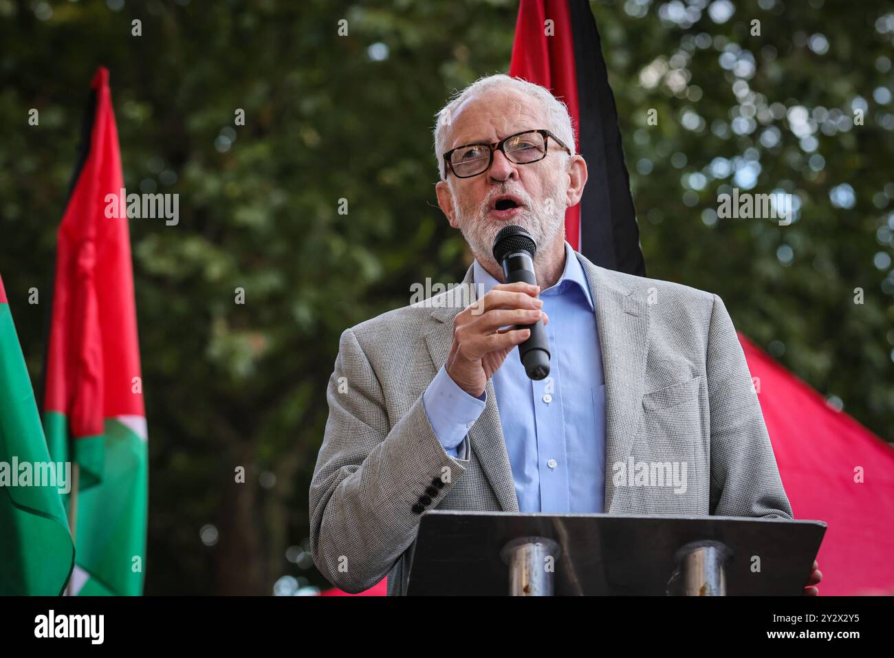 Londra, Regno Unito. 11 settembre 2024. Jeremy Corbyn, deputato, ex leader del Partito Laburista, parla. Una manifestazione anti-guerra a favore della Palestina con oratori di fronte a Downing Street a Whitehall attira una folla di diverse centinaia di attivisti e manifestanti con cartelli che vanno dalla "Palestina libera” al "cessate il fuoco ora” alle bandiere palestinesi e chiede al governo di agire. Gli oratori includono Jeremy Corbyn e molti altri parlamentari. Credito: Imageplotter/EMPICS/Alamy Live News Foto Stock