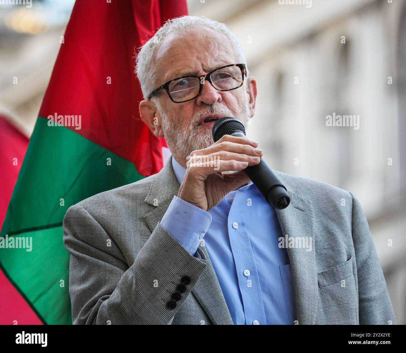 Londra, Regno Unito. 11 settembre 2024. Jeremy Corbyn, deputato, ex leader del Partito Laburista, parla. Una manifestazione anti-guerra a favore della Palestina con oratori di fronte a Downing Street a Whitehall attira una folla di diverse centinaia di attivisti e manifestanti con cartelli che vanno dalla "Palestina libera” al "cessate il fuoco ora” alle bandiere palestinesi e chiede al governo di agire. Gli oratori includono Jeremy Corbyn e molti altri parlamentari. Crediti: Imageplotter/Alamy Live News Foto Stock