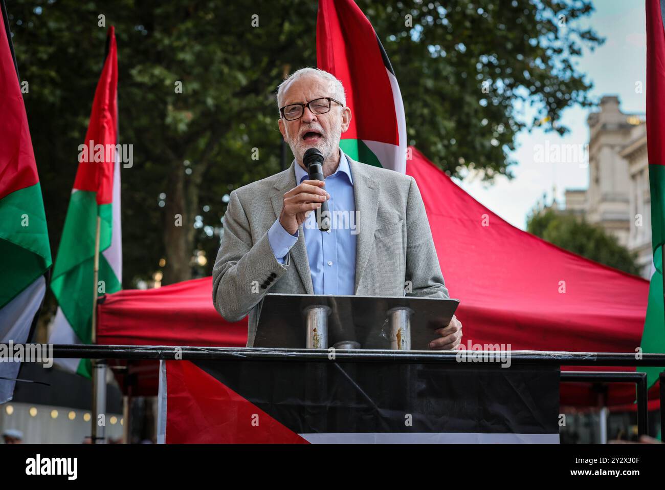 Londra, Regno Unito. 11 settembre 2024. Jeremy Corbyn, deputato, ex leader del Partito Laburista, parla. Una manifestazione anti-guerra a favore della Palestina con oratori di fronte a Downing Street a Whitehall attira una folla di diverse centinaia di attivisti e manifestanti con cartelli che vanno dalla "Palestina libera” al "cessate il fuoco ora” alle bandiere palestinesi e chiede al governo di agire. Gli oratori includono Jeremy Corbyn e molti altri parlamentari. Crediti: Imageplotter/Alamy Live News Foto Stock