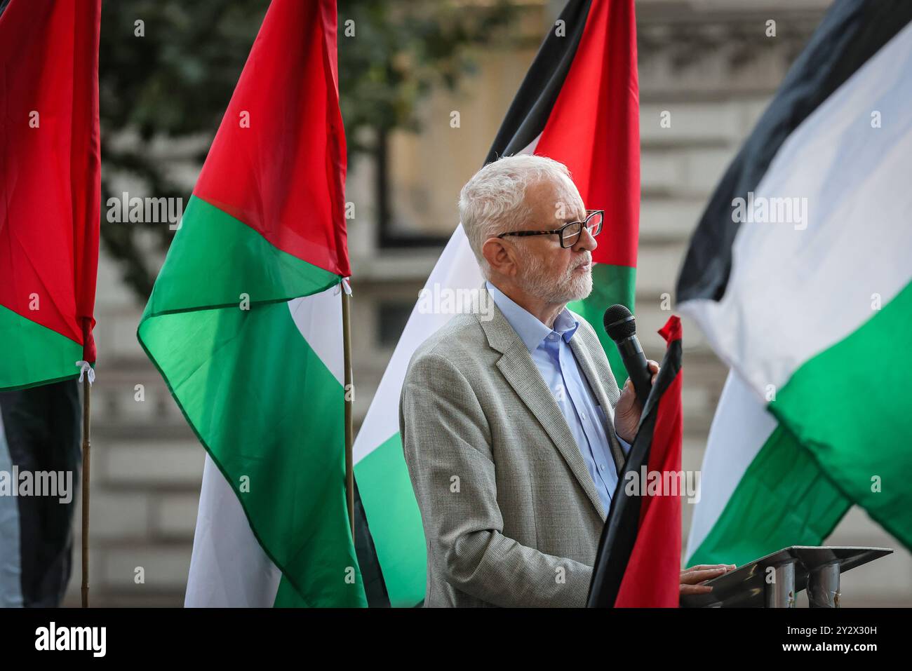 Londra, Regno Unito. 11 settembre 2024. Jeremy Corbyn, deputato, ex leader del Partito Laburista, parla. Una manifestazione anti-guerra a favore della Palestina con oratori di fronte a Downing Street a Whitehall attira una folla di diverse centinaia di attivisti e manifestanti con cartelli che vanno dalla "Palestina libera” al "cessate il fuoco ora” alle bandiere palestinesi e chiede al governo di agire. Gli oratori includono Jeremy Corbyn e molti altri parlamentari. Crediti: Imageplotter/Alamy Live News Foto Stock