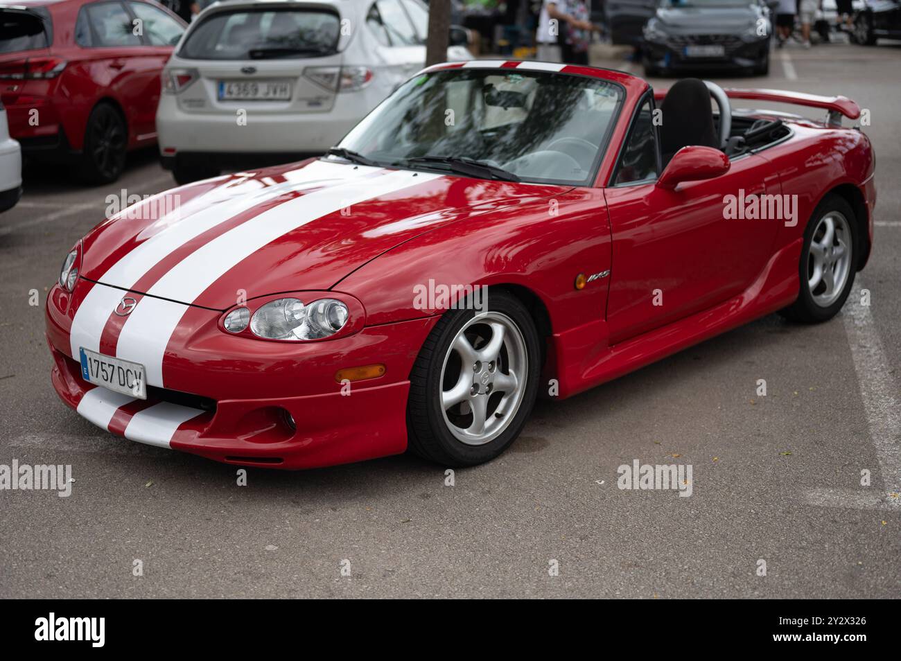 Vista frontale della classica auto sportiva giapponese convertibile a due posti, la Mazda MX-5 (Miata) NB di seconda generazione. Foto Stock